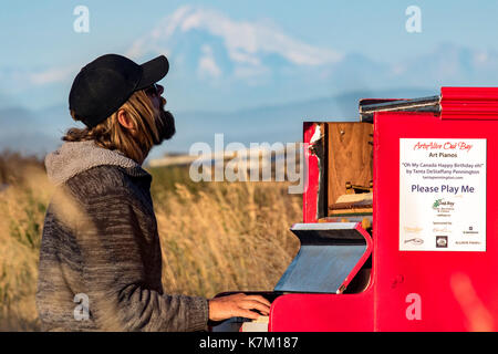 Musicista natanaele schaeffer al punto di bestiame, uplands park, Oak Bay, Victoria, isola di Vancouver, British Columbia, Canada Foto Stock