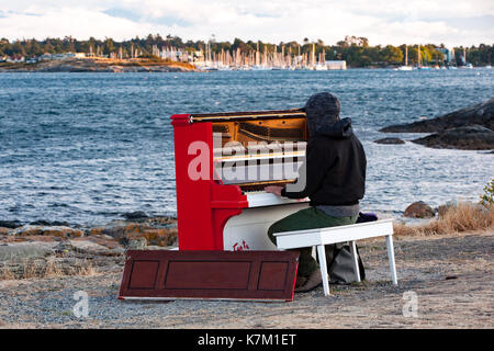 Musicista natanaele schaeffer al punto di bestiame, uplands park, Oak Bay, Victoria, isola di Vancouver, British Columbia, Canada Foto Stock