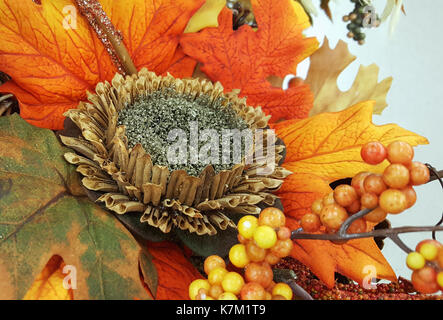 Composizione, bouquet di fiori secchi, bacche e foglie. autunno autunno decor. Foto Stock