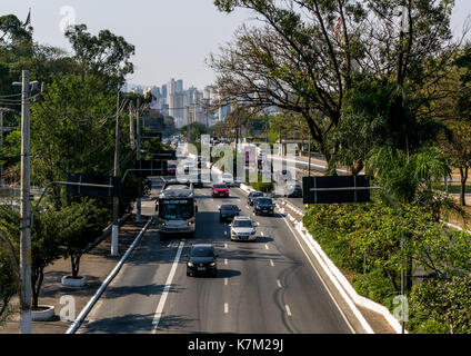 Brasile, San Paolo, settembre 16 2017 - strada grande / viale centro, con traffico in entrata, e lo skyline della città di sfondo Foto Stock