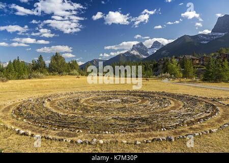 Labirinto labirinto cerchi concentrici Art Prairie Grassland Landscape Public Urban Park Canmore Three Sisters Mountain Skyline Canadian Rockies Alberta Foto Stock