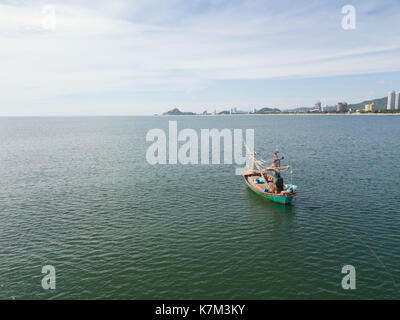 Drone shot di thai barca da pesca Foto Stock