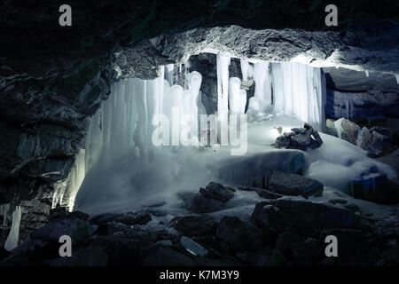 Vista della caverna di ghiaccio con ghiaccioli. kungur. russia Foto Stock