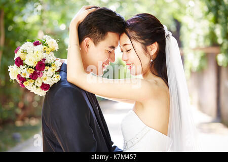 Close-up ritratto di matrimonio intimo giovane. Foto Stock