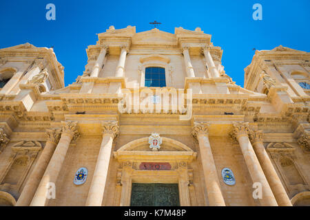 La più importante cattedrale barocca della Sicilia, San Nicolò, nonché patrimonio dell'Unesco, giornata di sole Foto Stock