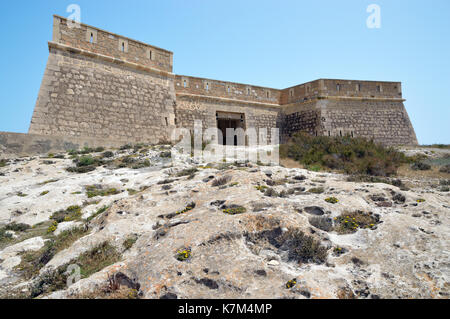 Castillo de San Felipe è un piccolo castello spagnolo nei pressi di Los Escullos a Almería. Questo forte del XVII secolo fu costruito per difendersi dai pirati barbarici. Foto Stock