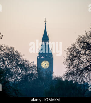 Vista del big ben in un haze da Buckingham palace la mattina presto, Londra, Inghilterra Foto Stock