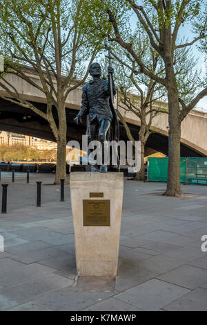 Una statua di Laurence Olivier vicino al teatro nazionale in South Bank di Londra, Inghilterra Foto Stock