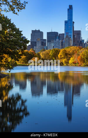 Uno57 grattacielo e il Lago di Central Park in autunno. Manhattan, New York City Foto Stock