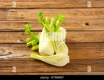 Bulbi di finocchio fresco e cucina coltello sullo sfondo di legno Foto Stock