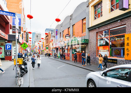 Australia Melbourne Chinatown. Una scena giù Little Bourke Street che corre attraverso la Chinatown di Melbourne la città interna. inizio della primavera. Foto Stock