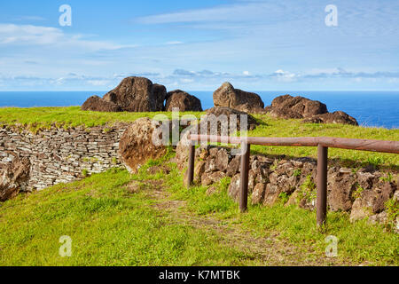 Cerimoniale di borgo in pietra di Orongo dove la concorrenza birdman utilizzato per essere tenuto, vicino Rano Kau vulcano, Isola di Pasqua (Rapa Nui), Cile Foto Stock