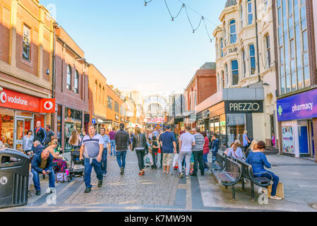 Gli amanti dello shopping affollano Bank Hey Street nel centro di Blackpool, Lancashire, Regno Unito Foto Stock