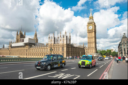 Taxi sul Westminster Bridge, Palazzo di Westminster e il Big Ben di Londra, Inghilterra, Gran Bretagna Foto Stock