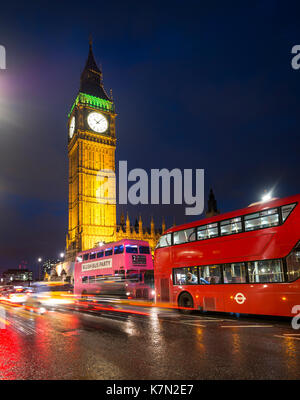 Autobus rossi a due piani di fronte il Big Ben, la casa del parlamento, luce tracce, scena notturna, City of Westminster, Londra Foto Stock