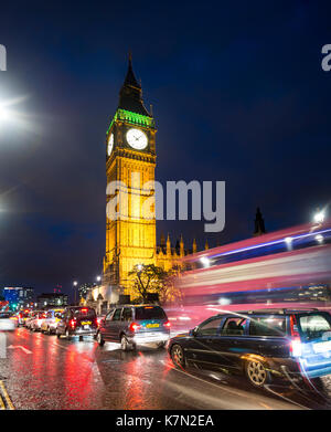 Il Big Ben, la casa del parlamento, luce tracce, scena notturna, City of Westminster, Londra, regione di Londra, Inghilterra, Gran Bretagna Foto Stock