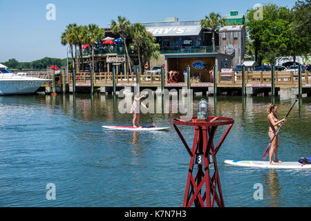 Carolina del Sud, Mt. Pleasant, Shem Creek Water, lungomare, sport acquatici, paddle board, adulti donna donna donne donna donna donna donna donna donna donna donna donna donna donna, fangdy's, ristorante Foto Stock