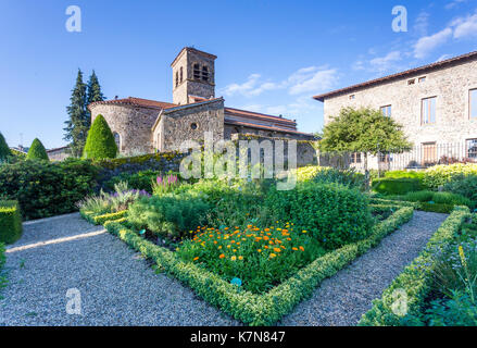 Francia, Loire, Saint Etienne, Saint Victor sur Loire, la chiesa e il giardino del castello Foto Stock