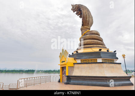 Statua di sette con testa di serpente situato vicino al fiume Mekong nel centro cittadino di nakhon phnom, Thailandia. Foto Stock