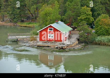 Tradizionale in legno scandinavo rosso casa sul litorale di turku isola arcipelago nel Mar Baltico Foto Stock