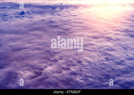 Incredibile cloudscape al tramonto del tempo. vista dall'aereo finestra. Foto Stock