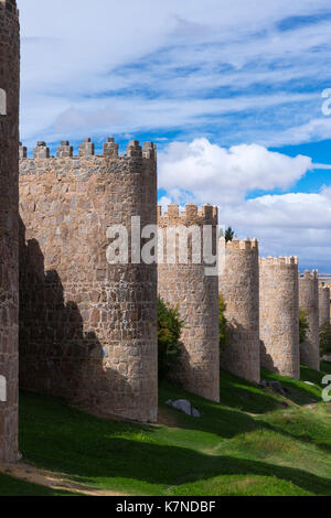 Famosa città vecchia di Avila mura medievali della città, sito Patrimonio Mondiale dell'UNESCO, Spagna Foto Stock