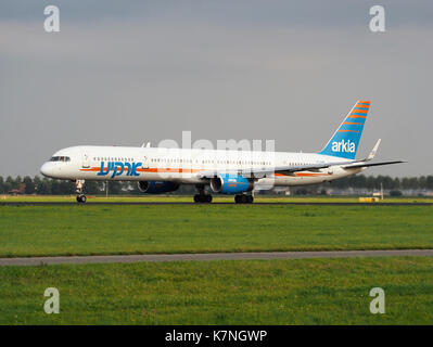 4X-BAW israeliana Arkia Airlines Boeing 757-3E7(WL), decollo da Schiphol (EHAM-AMS) pista 36L pic2 Foto Stock