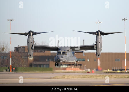 Un USAF CV-22A Osprey sbarco torna a RAF Mildenhall a seguito di un breve volo di prova nel periodo di Natale. Foto Stock