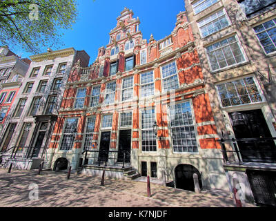 Huis Bartolotti, noto anche come Het Bonte Huis, situato a Herengracht 170-172 ad Amsterdam, è un punto di riferimento architettonico. L'edificio è rinomato per il suo significato storico e il suo design distintivo, che lo rende una caratteristica importante del patrimonio di Amsterdam. Foto Stock