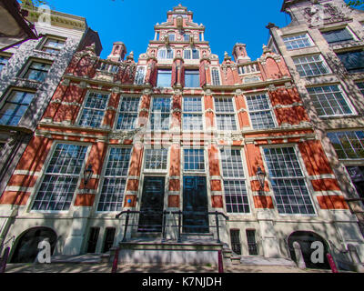 L'Huis Bartolotti, noto anche come Het Bonte Huis, è un edificio storico situato a Herengracht 170-172 ad Amsterdam. Questa foto mostra la sua bellezza architettonica, riflettendo la storia e la cultura del secolo d'oro olandese. Foto Stock