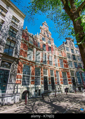 Questa fotografia mostra Huis Bartolotti, noto anche come Het Bonte Huis, situato a Herengracht 170-172 ad Amsterdam. L'edificio è un esempio di architettura olandese del secolo d'oro e di importanza storica. Foto Stock