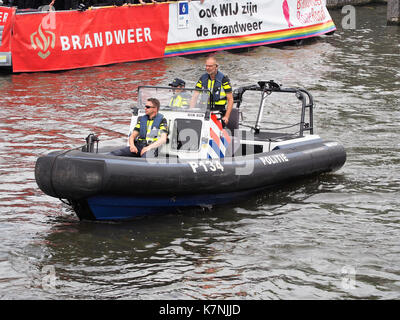 L'immagine mostra un'unità di polizia (P134) che partecipa alla Canal Parade 2017 di Amsterdam, parte di una celebrazione della diversità e dell'inclusione, con agenti di polizia che partecipano all'evento annuale. Foto Stock