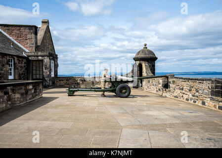 Un tiratore è in manutenzione ore una pistola nel castello di Edimburgo, Scozia Foto Stock