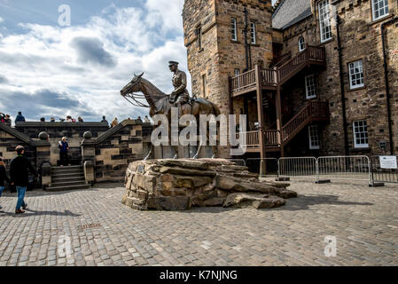 Una statua di Earl Haig in sella ad un cavallo in uno dei cantieri interna al castello di Edimburgo, Scozia Foto Stock