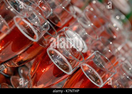 Bicchieri di vino su un vassoio pronto per brindare a un evento o una cerimonia. Foto Stock