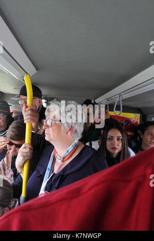 Annoiati viaggiatori su un bus di sovraffollamento, Oslo Foto Stock