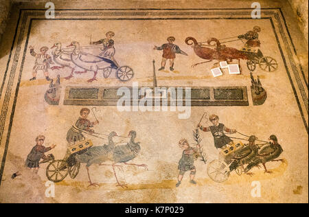 La pram gare, romano antico pavimento a mosaico, villa casale, villa romana del Casale di Piazza Armerina, SICILIA, ITALIA Foto Stock