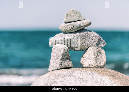 Inukshuk rock bilanciamento in Vancouver pietra giardino di impilamento Foto Stock