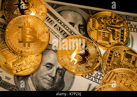 Golden bitcoins sul dollaro banconote. bitcoin cryptocurrency Foto Stock