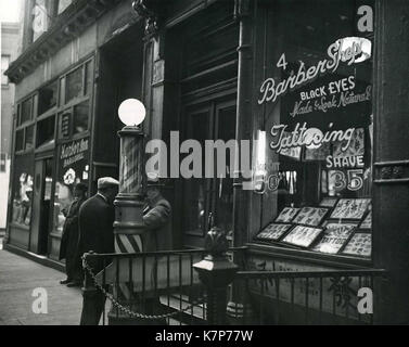 New York, 1952 - un barbiere sulla Bowery, una strada sulla estremità inferiore di Manhattan Island. Questo negozio è specializzato in tatuaggio e 'occhi neri realizzati per un look naturale". Foto Stock