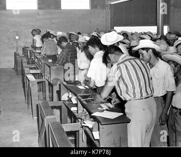 Braceros temporanea in cerca di lavoro agricolo negli Stati Uniti si sono riuniti presso i centri di lavoro lungo il confine per l'elaborazione, 01/01/1957. Foto Stock