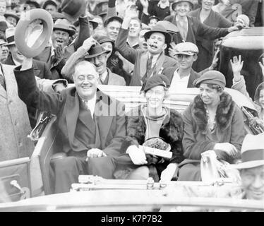 Franklin D Roosevelt in viaggio in auto con la figlia Anna Roosevelt Halsted (centro) e Eleanor Roosevelt, Warm Springs, GA, 10/24/1932. Foto Stock