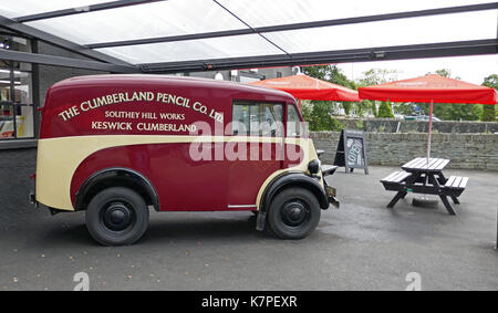 Morris J-tipo Van a Derwent Pencil Museum, Keswick, Lake District, Nord Ovest Inghilterra Foto Stock