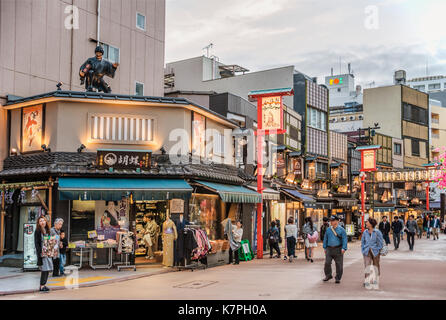 Antica via dello shopping dell'era Edo Dempoin dori con negozi tradizionali ad Asakusa, Tokyo, Giappone Foto Stock