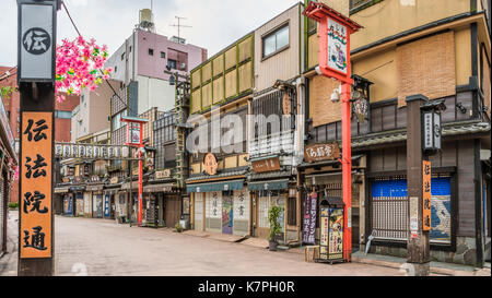 Antica via dello shopping dell'era Edo Dempoin dori con negozi tradizionali ad Asakusa, Tokyo, Giappone Foto Stock