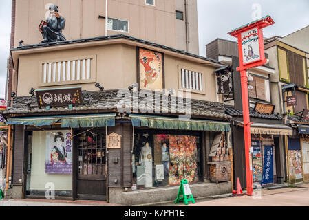 Negozio di kimono presso l'antica via dello shopping dell'era Edo Dempoin dori con negozi tradizionali ad Asakusa, Tokyo, Giappone Foto Stock