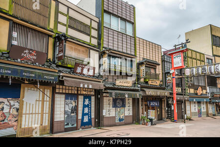 Antica via dello shopping dell'era Edo Dempoin dori con negozi tradizionali ad Asakusa, Tokyo, Giappone Foto Stock