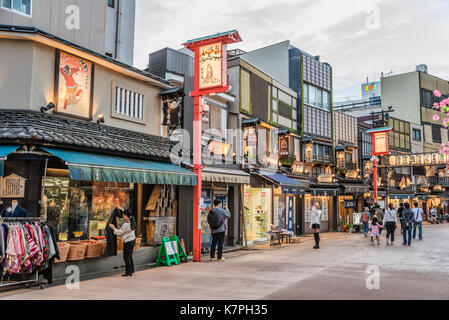 Antica via dello shopping dell'era Edo Dempoin dori con negozi tradizionali ad Asakusa, Tokyo, Giappone Foto Stock