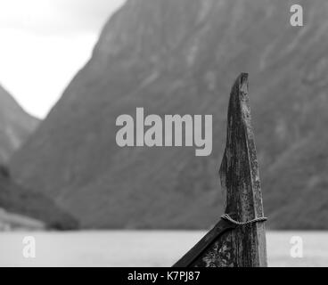 Drakkar viking stranded alla fine di un fiordo. la fotografia in bianco e nero Foto Stock