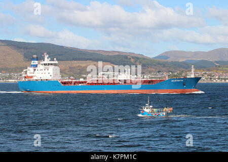 La petroliera Bro in entrata ripartitore sul fiume Clyde, passando Endurance (GW42), una piccola barca da pesca registrate in Glasgow. Foto Stock